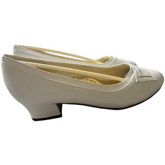 Auditions Women's White Man-Made Material Slip-On Low Heel Focus Pump Size 6W - Picture 7 of 13